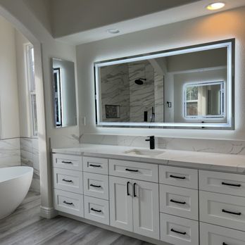 Transitional bath: dark vanity & quartz tops